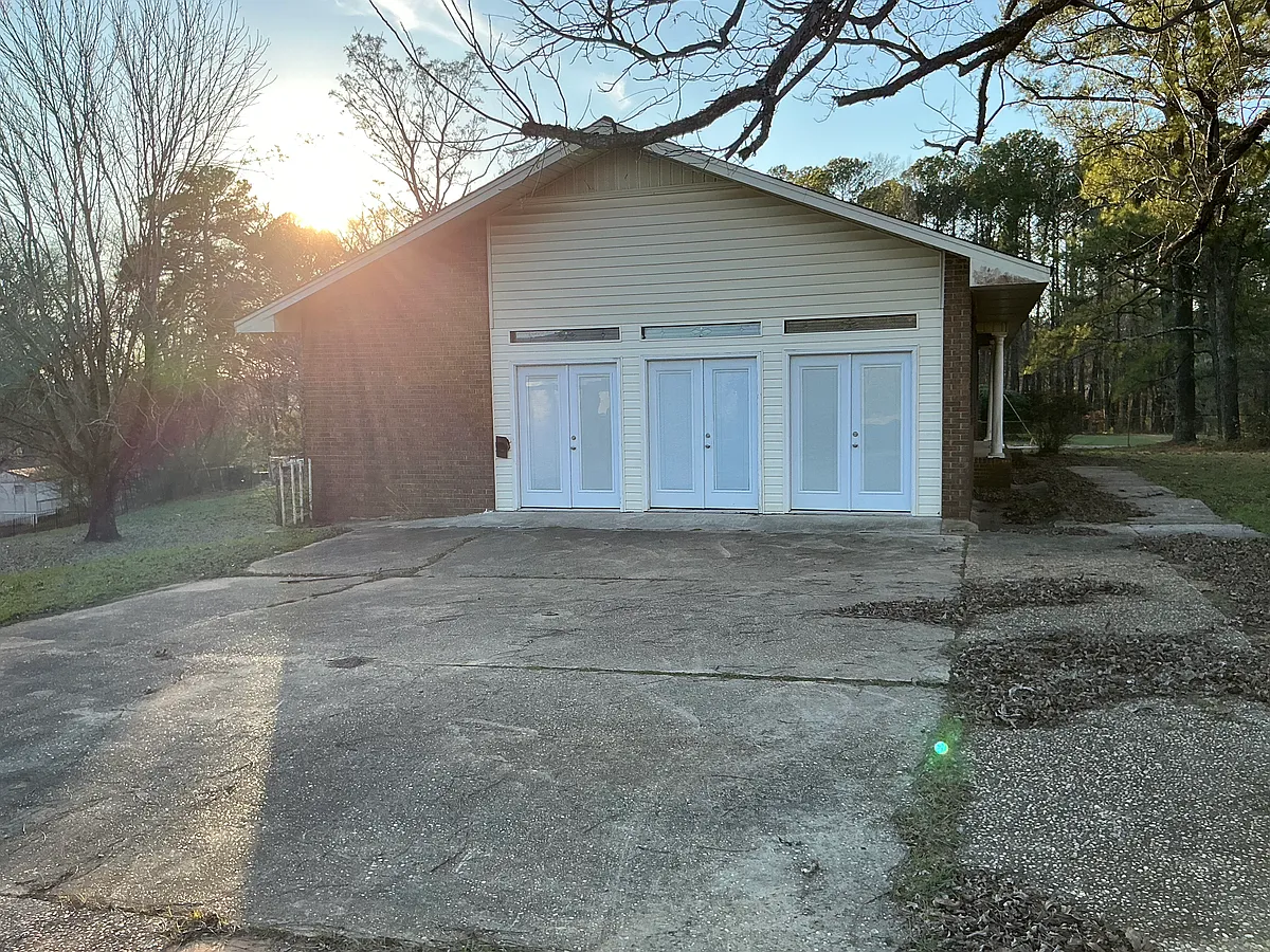 Building Photo - 2305 Ridgeview Dr