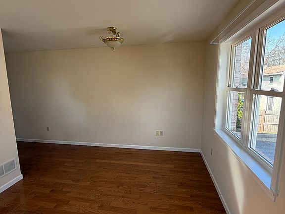 3rd image of 517 Fivepointville Rd