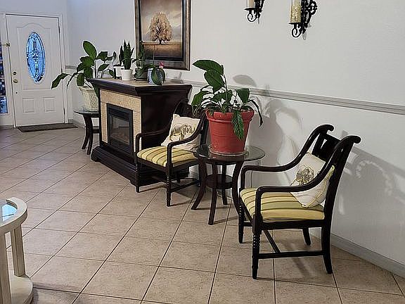 4th image of 655 Hacienda Cir