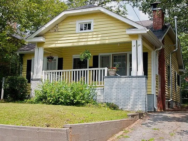 1424 Belmont Ave SW photo 1