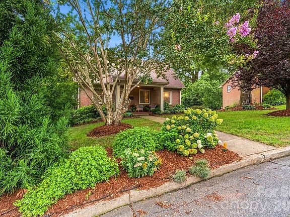 5th image of 104 Hawthorne Ln