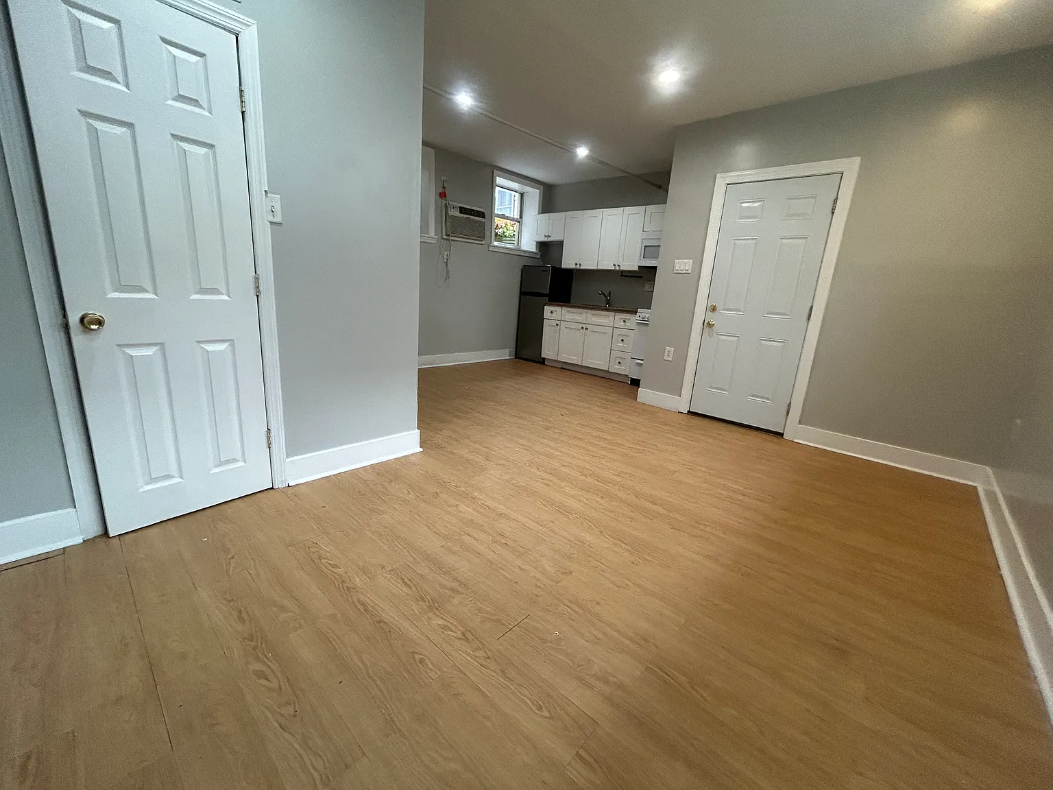 Studio, $890 — Photo 2