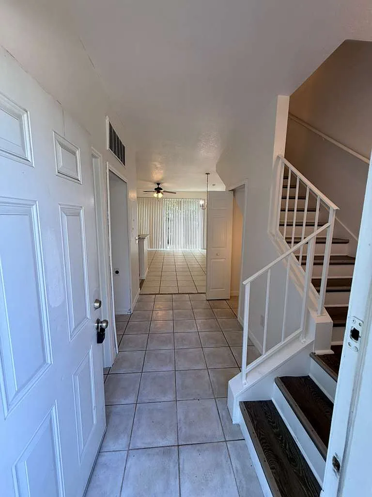 2 bed, 1000 sqft, $1,550 — Photo 2