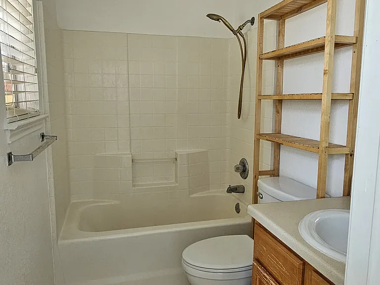 1096 Squire Dr #B — Photo 1