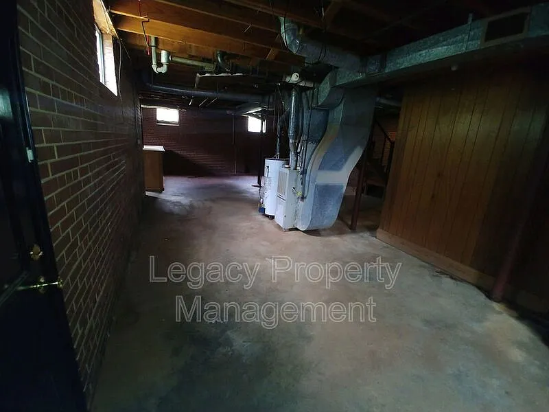 3 bed, 1.0 bath, 1200 sqft, $1,400 — Photo 4
