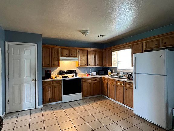 4th image of 1407 Iris Dr