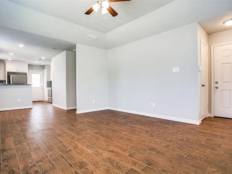 3000 Penny Ln — Photo 2