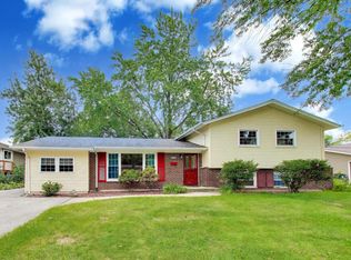 2805 Kincaid Dr, Woodridge, IL 60517