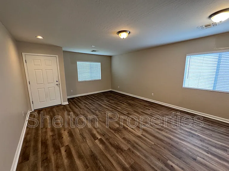 10153 N 115th Dr — Photo 5