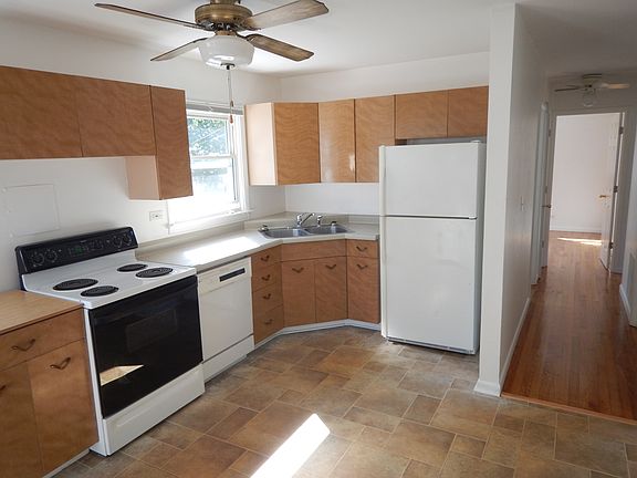 Eat in Kitchen (15'x11")