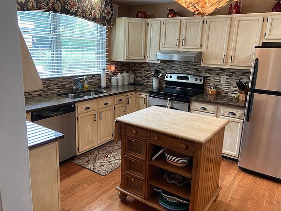 3rd image of 5262 Woodcliff Ct