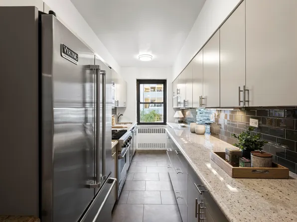 135 East 54th Street image 3 of 9