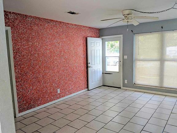 5th image of 502 S Edgewood Cir