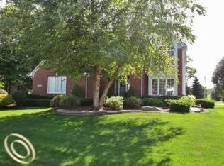 2255 Cobblestone Ln, Brighton, MI