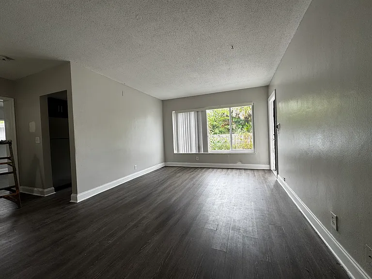 425 NE 7th Ave #8 — Photo 5