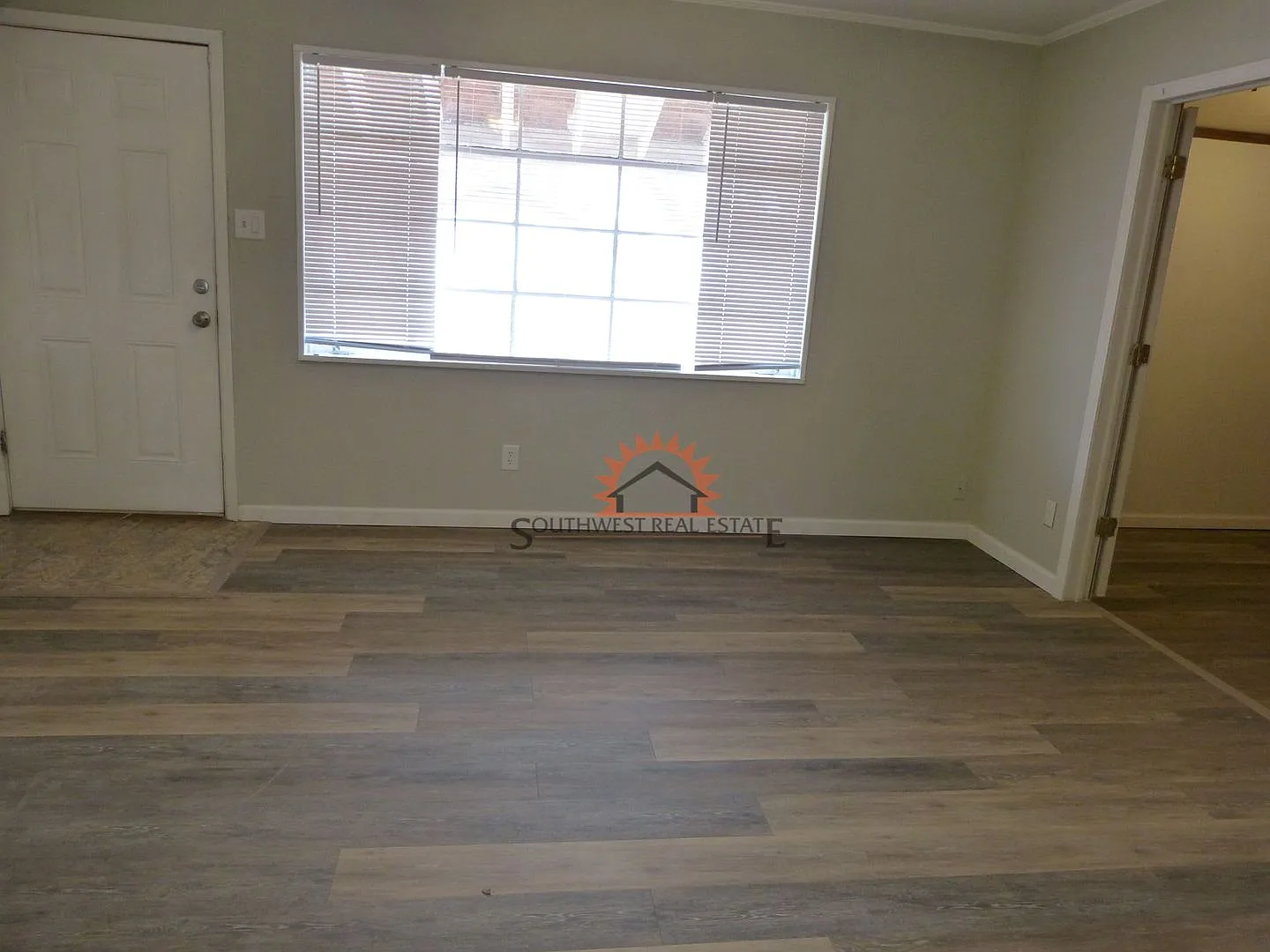 Spacious 3 bedrooms 2 bathrooms home on corner lot. — Photo 2