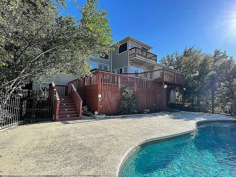 4 bed, 2.5 bath, 3069 sqft, $5,900 — Photo 2