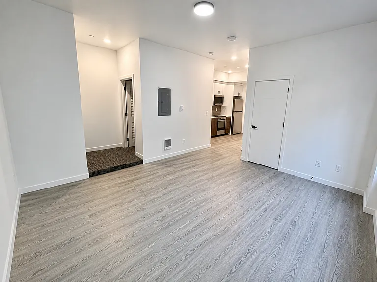 **4 Weeks Free Rent Upon Move In** | New Construction - Minutes From Downtown Pdx — Photo 8