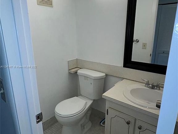 5th image of 32 Newport Ct #B