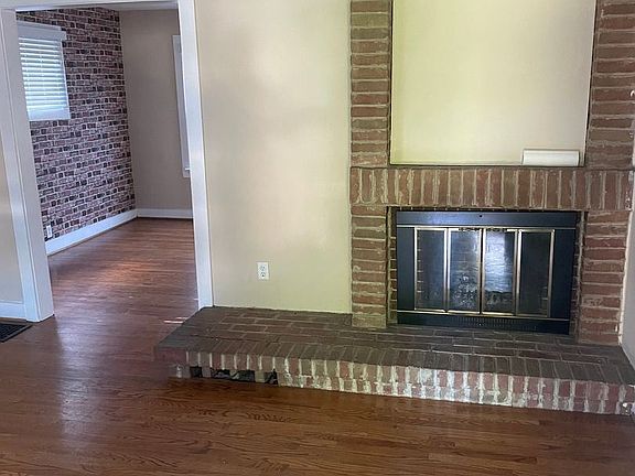2nd image of 827 Northwest Blvd
