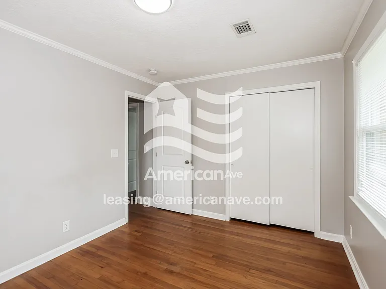 282411_009_main_bedroom_10.jpg