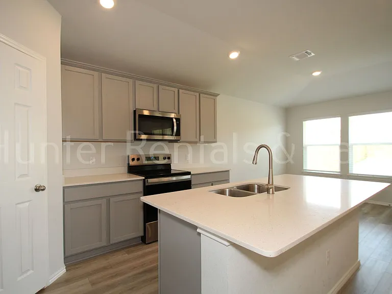 7007 Gilbert Dr — Photo 8