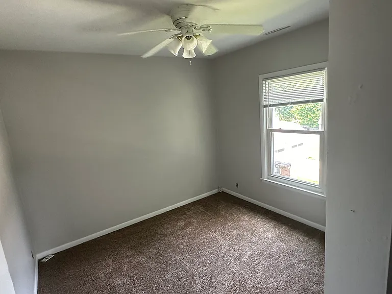 Great Oconomowoc 2 bedroom Upper Unit Next to Downtown Oconomowoc — Photo 4