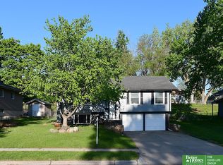 1114 Hackney Dr, Papillion, NE 68046