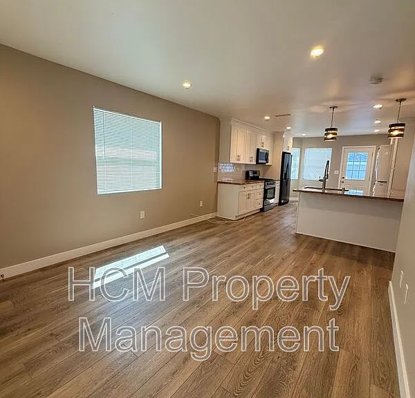874 N Orange St — Photo 2