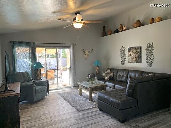 3rd image of 1043 W Tremaine Ave