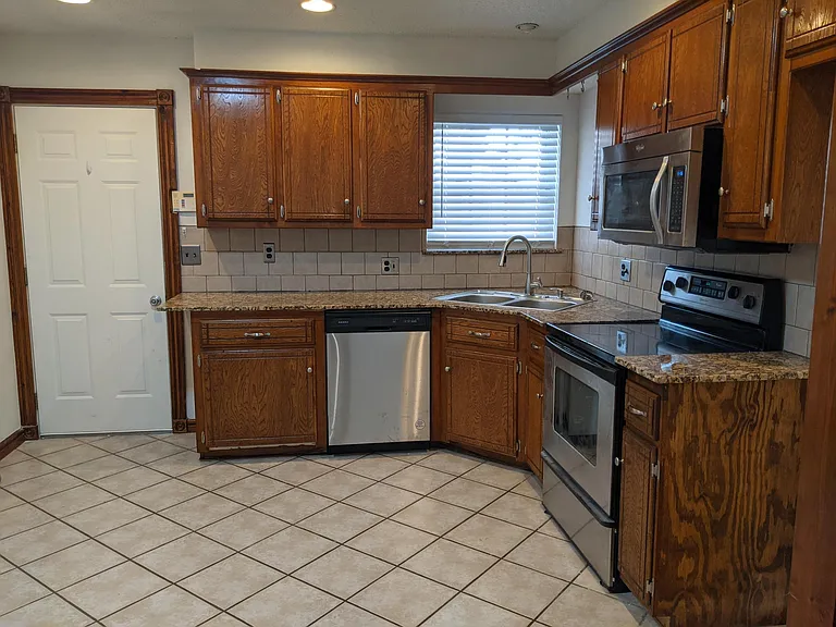 1013 Newport Ave — Photo 5