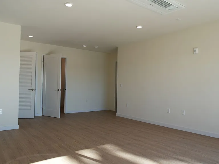 Brand New Luxury Homes! W/D, Balcony & Parking! — Photo 27