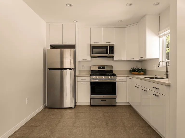 15233 Camarillo St — Photo 3