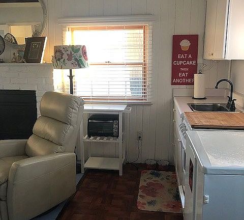 4th image of 460 Lynn Ave