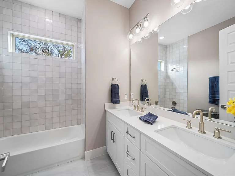 303 Queen Sude Ln — Photo 8
