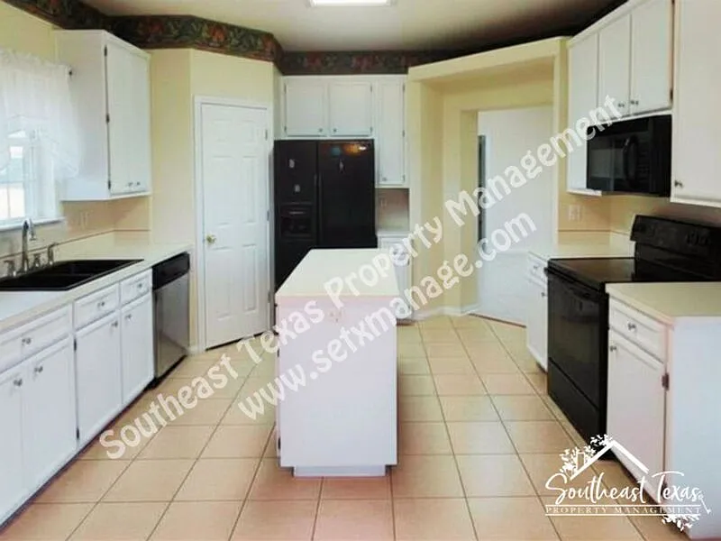 4 bed, 2.0 bath, 1849 sqft, $2,600 — Photo 4