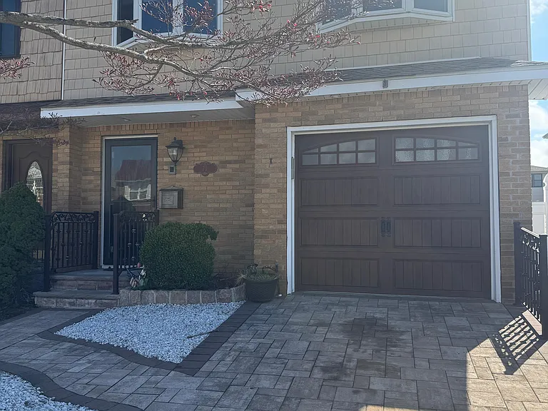 73 Renee Pl #2 — Photo 1