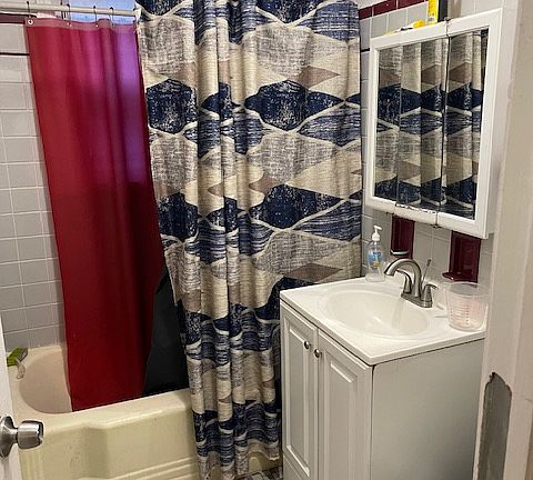 4th image of 7048 N Rockwell St #1