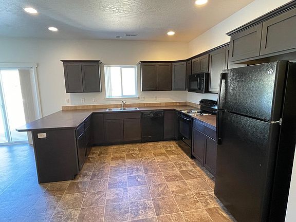 Spacious Kitchen with lots of cabinetry.