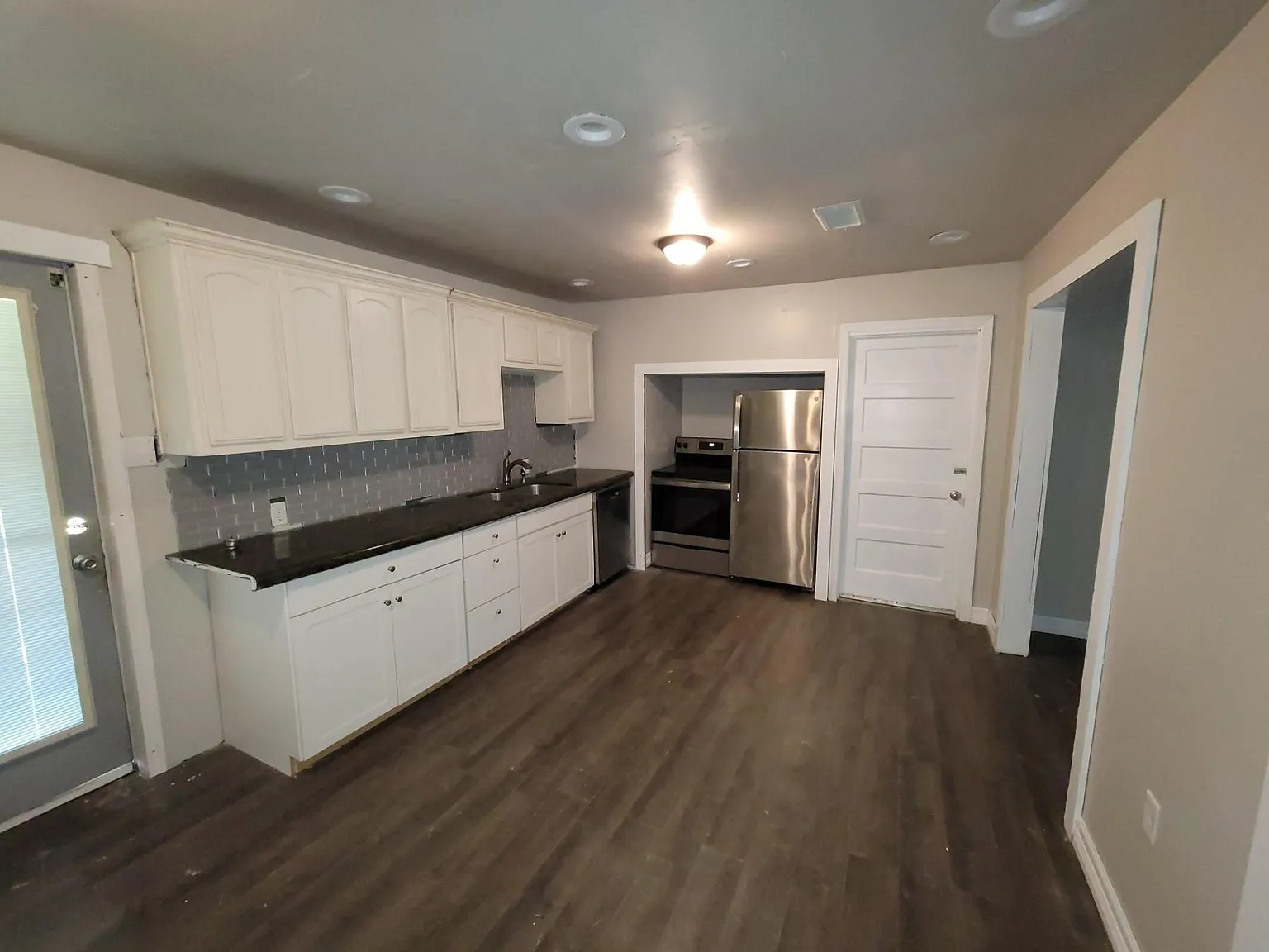 2 bed, 1.0 bath, 828 sqft, $1,200 — Photo 3