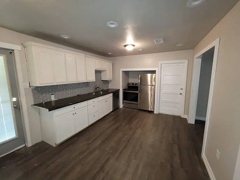 2425 8th Ave — Photo 3