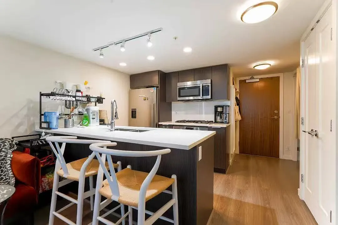 3 bed, 756 sqft, $3,100 — Photo 3