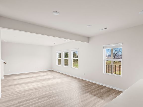 5th image of 590 Noble Ct