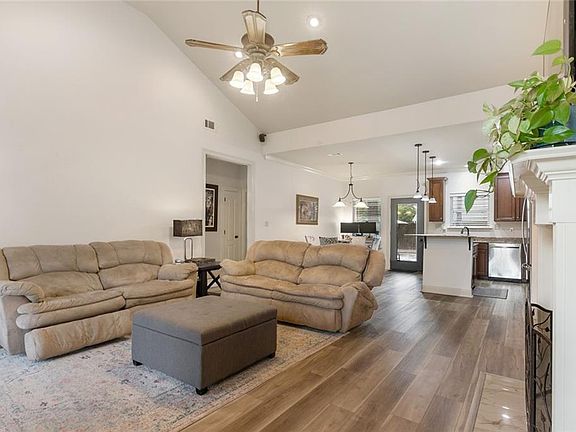 3rd image of 801 N Lake Caddo Ct