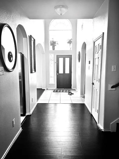 4 bed, 2.5 bath, 2583 sqft, $3,700 — Photo 3