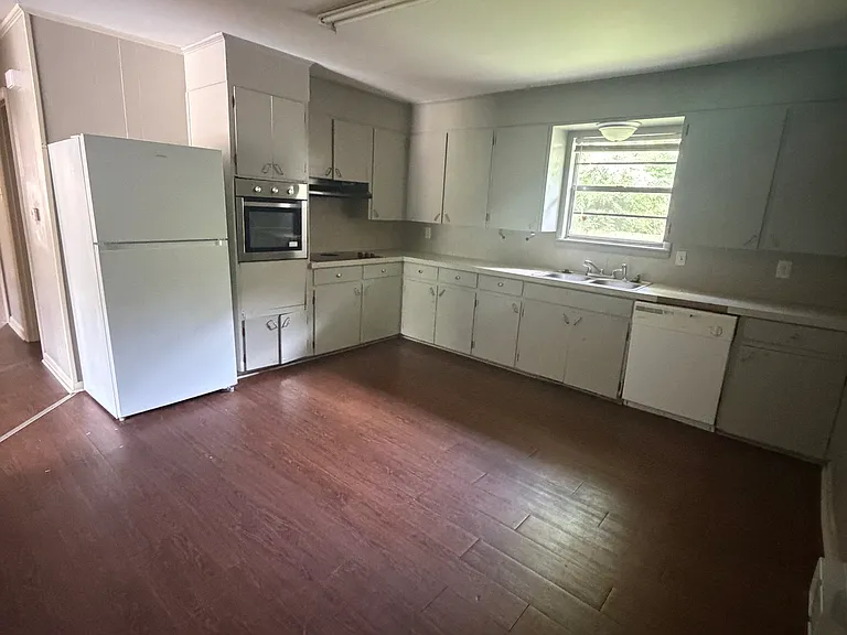 1819 Robins St — Photo 6