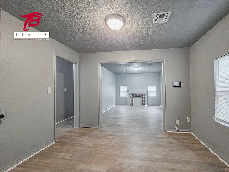 2320 NE 20th St — Photo 12