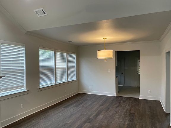 3rd image of 301 S Oak St
