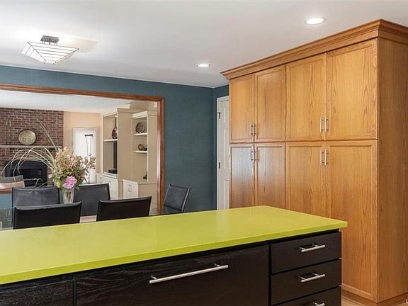 4th image of 58 Silver Thorne Dr