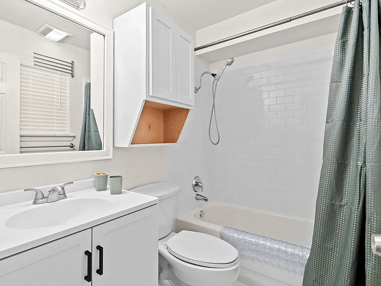 1110 W 22nd St #2 — Photo 16